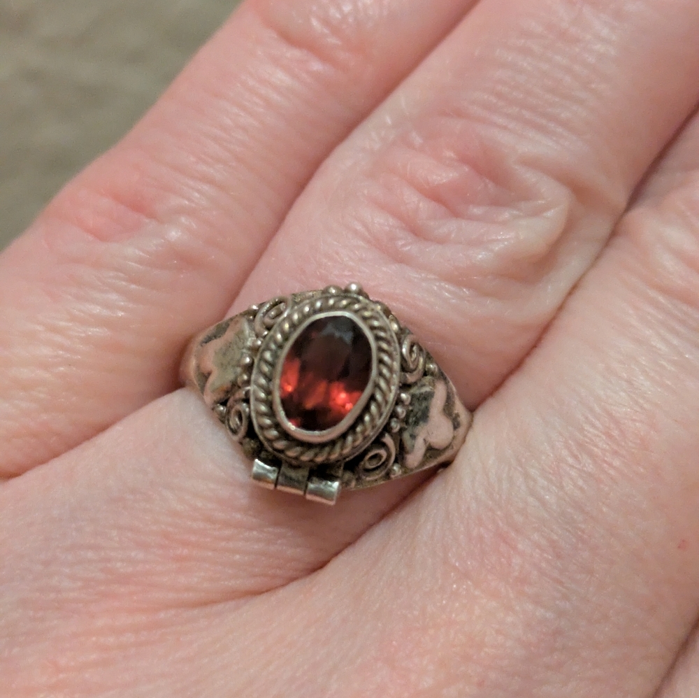 Elegant Sz. 6 3/4 Vintage Sterling Silver & Garnet Poison Ring